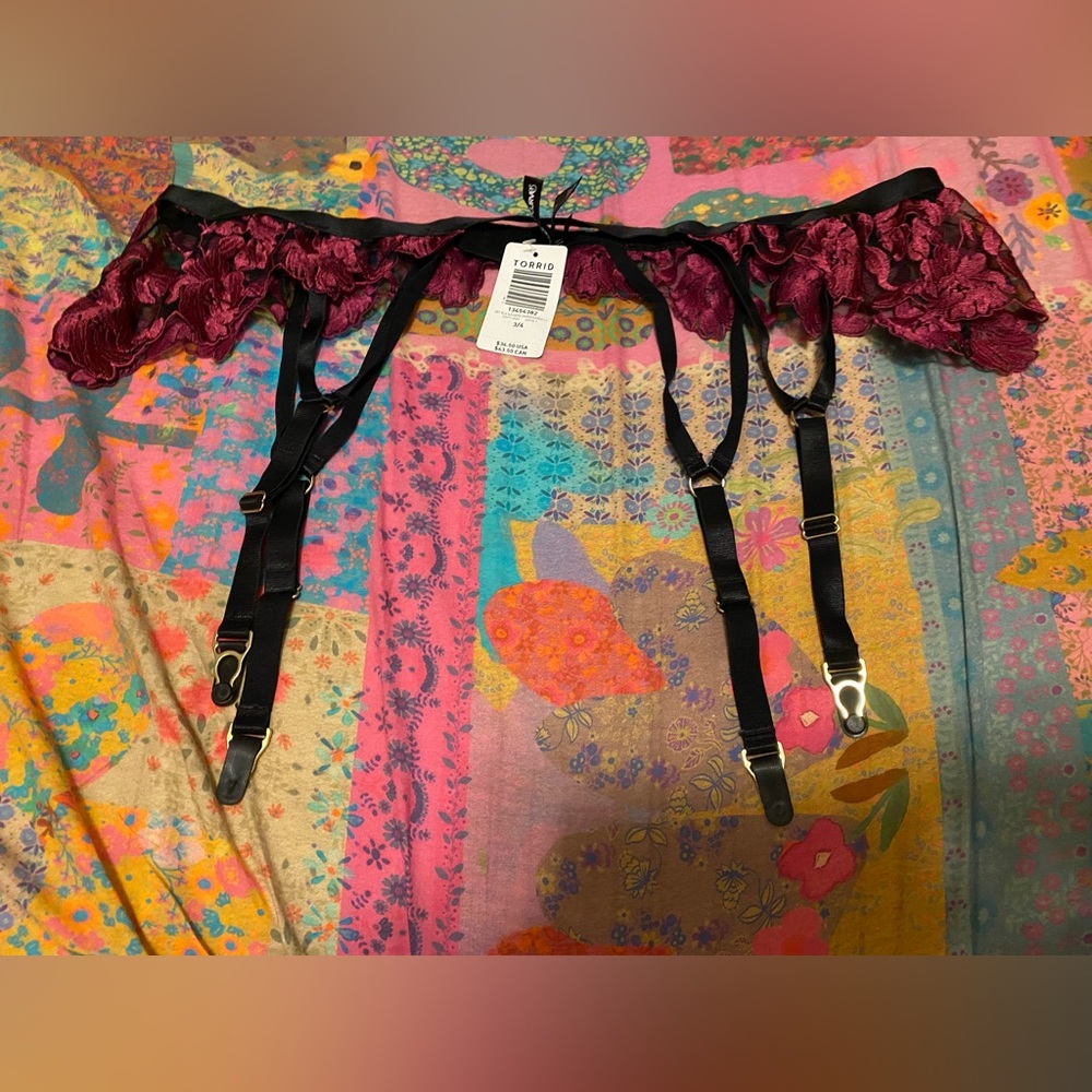 Torrid Burgundy Lace Garter Belt with Black Straps NWT 3/4